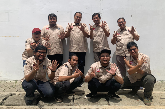 Kru MOTOR Plus foto bareng menggunakan MGEE Shirt Ranger di perayaan 25 Tahun Motorplus. 
