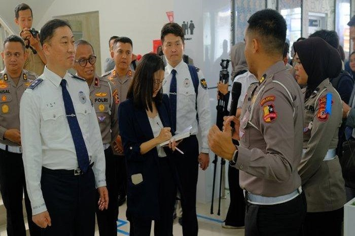 Momen saat polisi Korea Selatan melihat proses bikin SIM di Indonesia.
