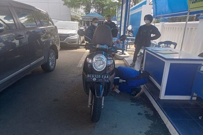 Foto ilustrasi cek fisik untuk mengetahui nomor mesin dan rangka sebelum perpanjang STNK.
