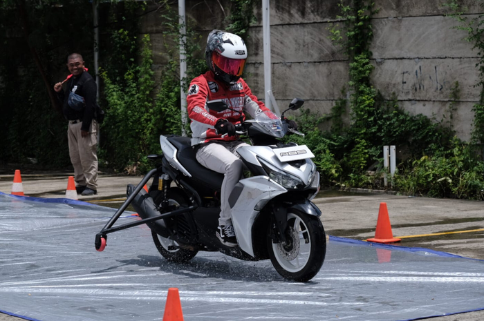 Komunitas motor cobain langsung rem ABS di jalan licin. 