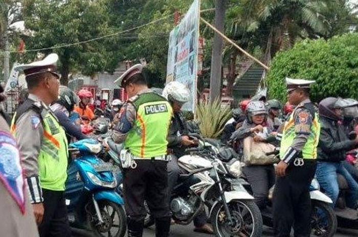 Parah ribuan pemotor kena tilang polisi saat razia besar-besaran di Jakarta, kebanyakan ditangkap karena masalah klasik.