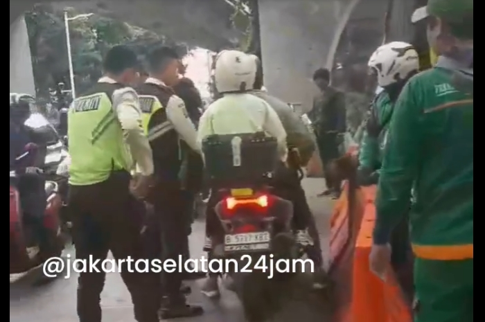 Pemotor Honda ADV 150 lawan arah di Ciputra World, Setiabudi