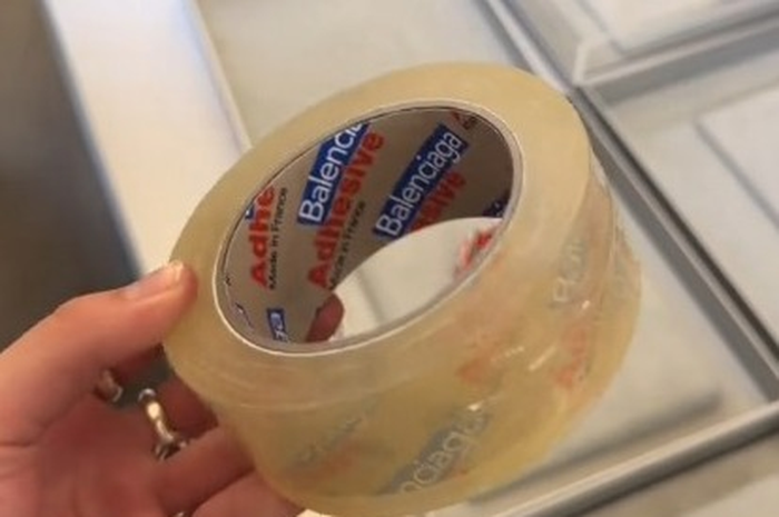 Viral gelang keluaran brand Balenciaga harganya Rp 50 juta, diejek netizen mirip selotip.   