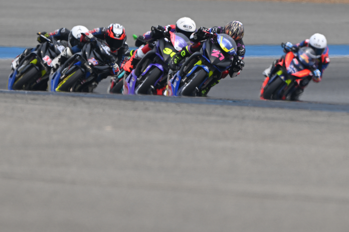 Race 2 UB150 ARRC Thailand berlangsung epci sampai tikungan terakhir. Pembalap Indonesia, Robby Sakera masih amankan podium
