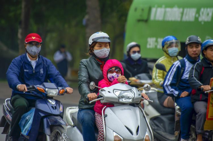Mata iritasi saat hujan, bisa disebabkan karena tidak ada pelindung bagi mata. Atau tangan yang kotor. 