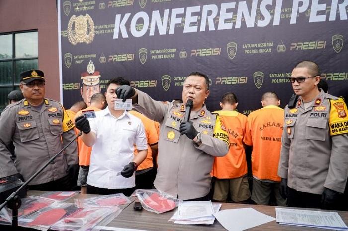 Kapolres Kukar saat menjelaskan SIM palsu.