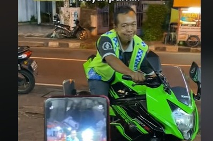  Video viral tukang parkir minta foto di sepeda motor sport milik pengunjung di Yogyakarta. 