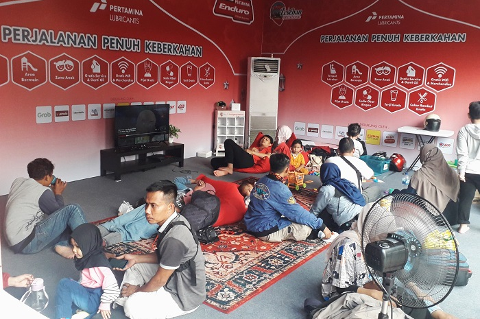 ilustrasi pemotor istirahat di posko mudik Lesehan Enduro.