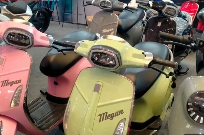 Motor listrik model Vespa harga sedang paling laku.  Ini merek ZPT NYX dibanderol cuma Rp 4,9 jutaan