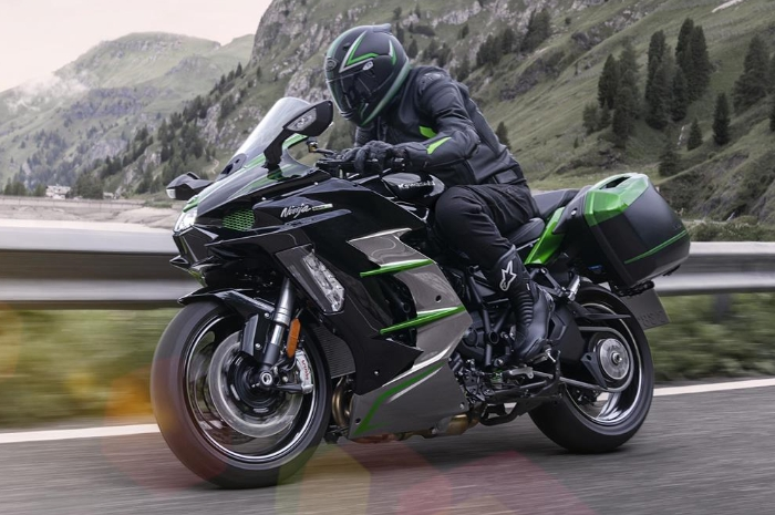 Ilustrasi touring naik Kawasaki Ninja H2 SX
