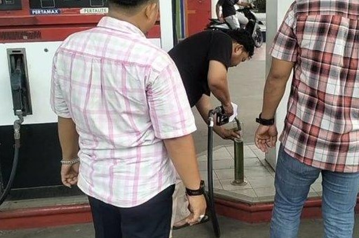 SPBU di sepanjang jalur Pantura Bekasi disidak polisi buntut Pertalite campur air. Biar mudik tetap aman dan nyaman.