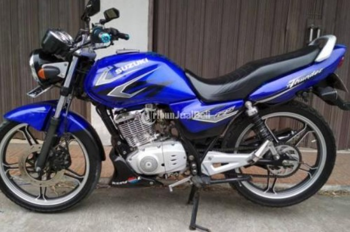 Buruan bawa pulang motor murah Suzuki Thunder bisa dipakai buat usaha bensin eceran, kapasitas tangki 14,5 liter.