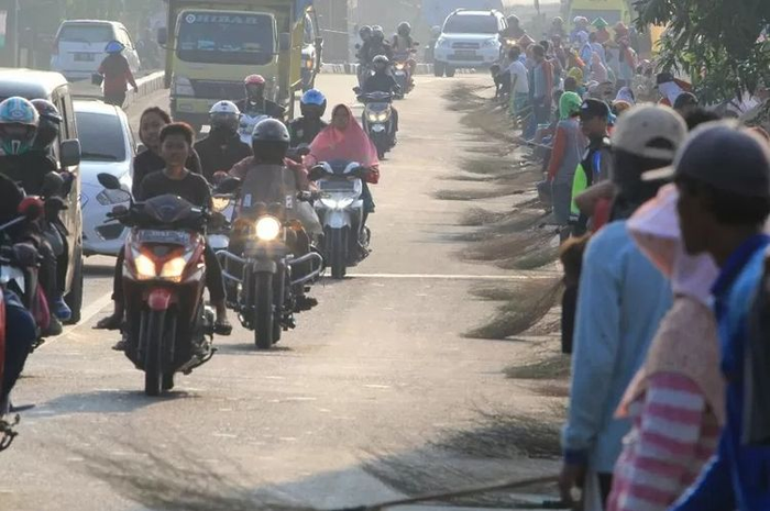 Tukang sapu logam yang banyak muncul di Pantura saat musim mudik