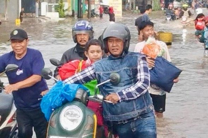 Jalur Pantura di Pasuruan terendam banjir, pemudik motor putar balik.
