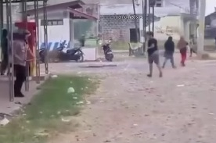 Tradisi sapu koin di jalanan Indramayu sudah jadi tradisi mendadak dibubarkan polisi dan sapu lidi disita sampai satu mobil.