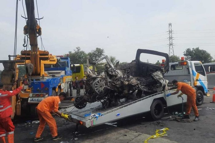 Mobil yang terlibat kecelakaan di Tol Japek KM 58, Karawang, Jawa Barat, Senin (8/4/2024).