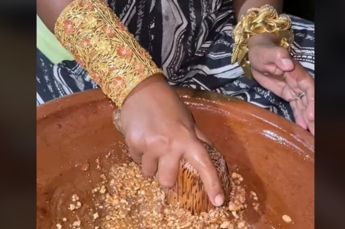Viral ukuran gelang Emak-emak di Madura ini 