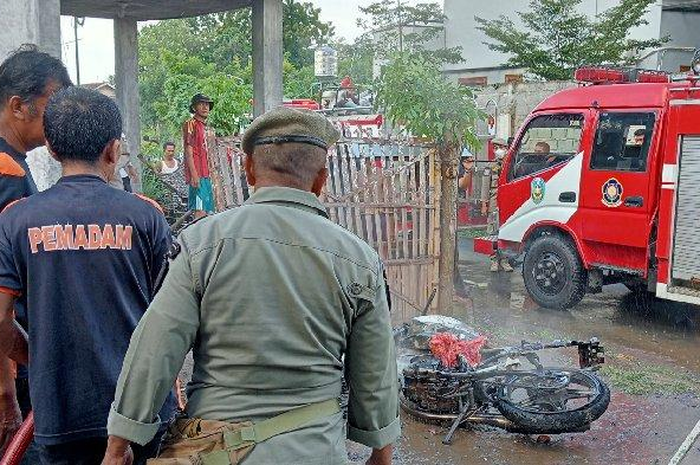 Kebakaran akibat Suzuki Thunder yang meledak setelah terkena kabel di Situbondo