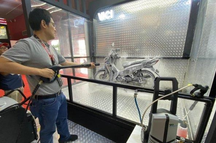 Alat cuci motor bertekanan jangan sampai melebihi batas atau terlalu kencang karena bisa bikin cat bodi mengelupas. 