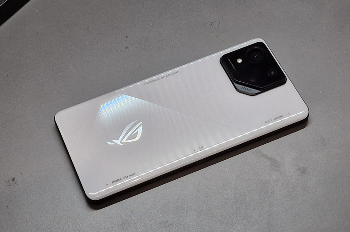 ROG Phone 8,. generasi terbaru hp gaming dari ROG yang kembali mampu memberikan pengalaman game yang immersive