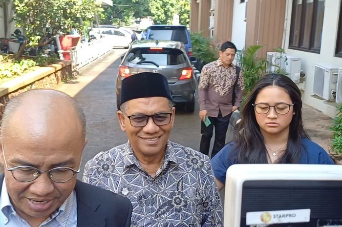 Ayah Teuku Ryan, Rustam Efendi hadiri sidang perceraian anaknya dan Ria Ricis di Pengadilan Agama (PA) Jakarta Selatan, Senin (22/4/2024). 