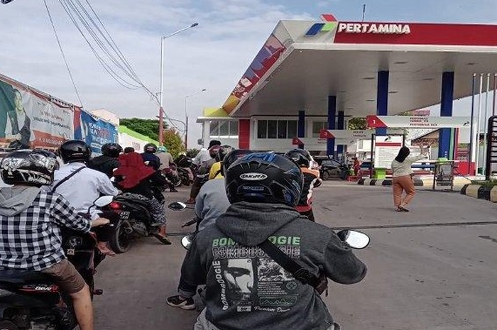 Ilustrasi, Pertalite langka di SPBU Pertamina di Labuan Bajo NTT, warga beli eceran Rp 35 ribu per liter.
