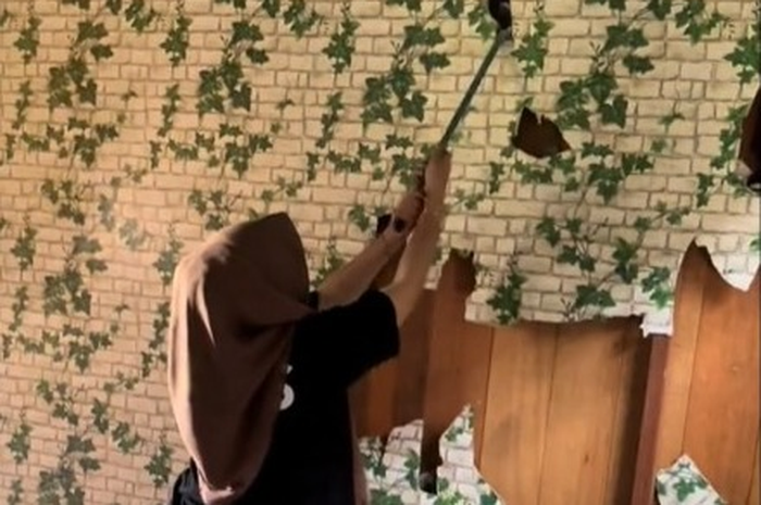 Acil Jouleha, Tiktoker asal Amuntai, Kabupaten Hulu Sungai Utara (HSU) Kalimantan Selatan yang viral setelah menghancurkan rumahnya sendiri  