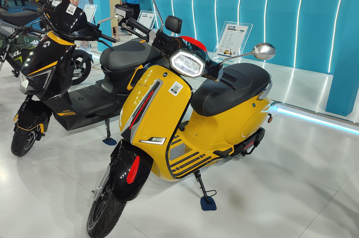 Pilihan motor listrik mirip Vespa matic di PEVS 2024. Harga mulai Rp 4 jutaan.
