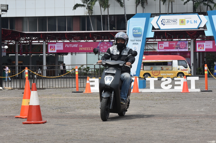 Motor listrik Honda EM1 e: dapat diskon Rp 8,5 juta di PEVS 2024.