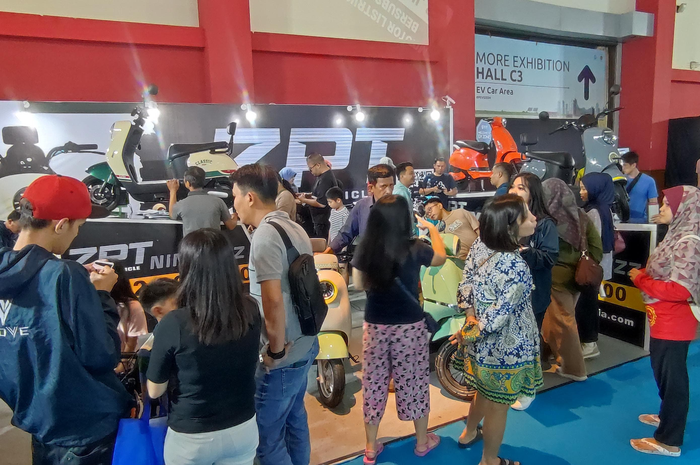 Ramai dikunjungi booth motor listrik ini di PEVS 2024. Harga murah meriah jadi alasan.
