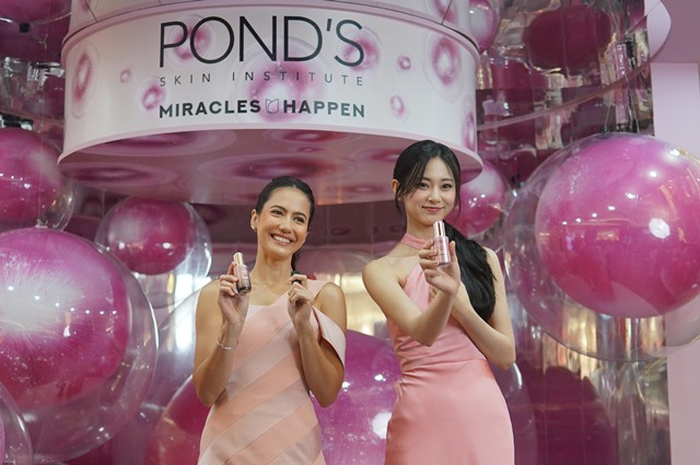 Tzuyu dan Pevita di Event POND'S SKIN INSTITUTE Time Capsule