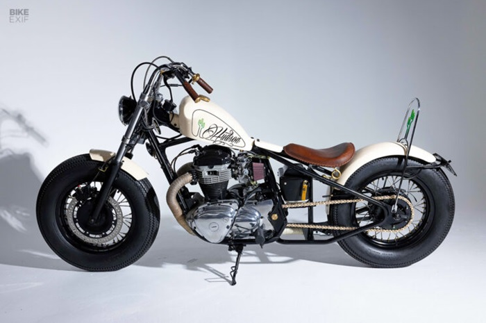 Modifikasi motor Kawasaki W650 gaya bobber hardtail garapan Deus ex Machina Australia.