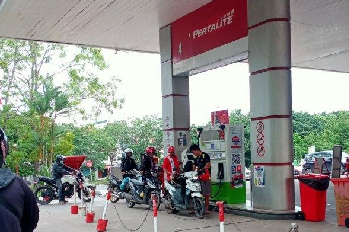 Ilustrasi motor isi BBM Pertalite di SPBU Pertamina Kota Batam, Kepulauan Riau.