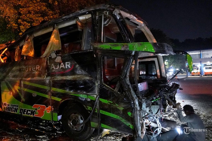 Petugas derek memarkirkan bangkai bus Putera Fajar nopol AD 7524 OG di Terminal Subang pasca kecelakaan maut yang membawa rombongan pelajar SMK Lingga Kencana Depok, di Jalan Raya Ciater, Kampung/Desa Palasari, Kecamatan Ciater, Kabupaten Subang, Jawa Barat, Sabtu (11/5/2024). 