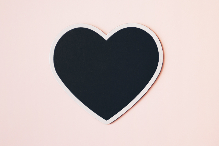 Arti emoji love hitam.