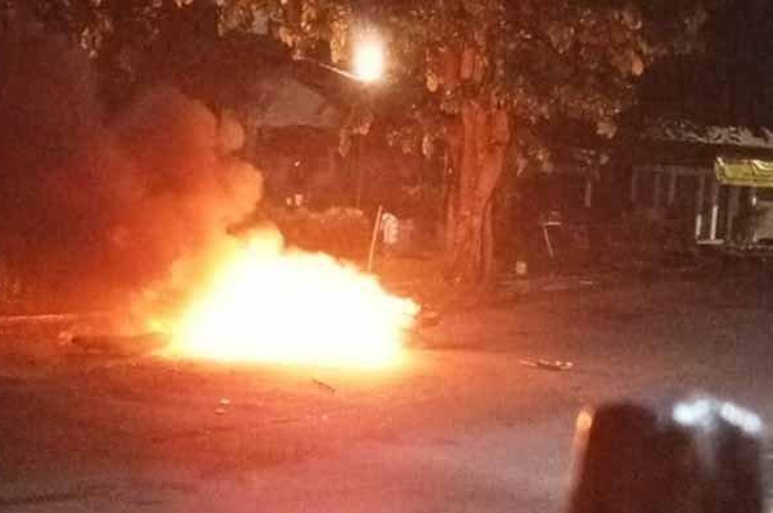 Tawuran gengster di Bogor, satu motor dibakar