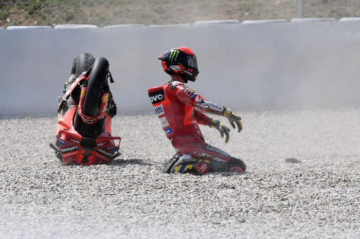Alasan macam-macam pembalap yang jatuh berjamaah di MotoGP Catalunya