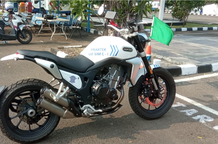 Resmi SIM C1 diluncurkan Korlantas Polri, cek spesifikasi dan harga Hunter Scrambler motor yang dipakai buat praktik SIM C1.