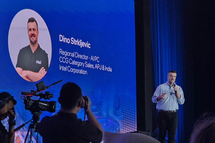 Dino Strkljevic, Regional Director, AlPC, CCG Category Sales, Asia Pacific Japan and India Intel Corporation menyampaikan pentingnya optimalisasi software untuk memaksimalkan kinerja NPU 