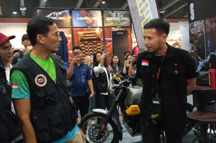 Menparekraf Sandiaga Uno datangi booth Royal Enfield di DXI 2024 JCC, Jakarta Pusat, Sabtu (1/6/2024). 