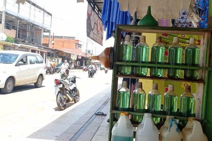 Bensin eceran Pertalite dijual Rp 35 ribu per botol, pemotor di daerah ini menjerit karena harganya sangat mahal. (ilustrasi)