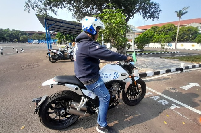 Ternyata praktik SIM C atau SIM C1 ada aturan yang harus dipatuhi, salah penempatan posisi kaki bisa gugur dan tidak lulus.