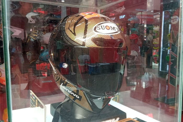 Helm juara dunia MotoGP 2023 dipajang di PRJ Kemayoran.