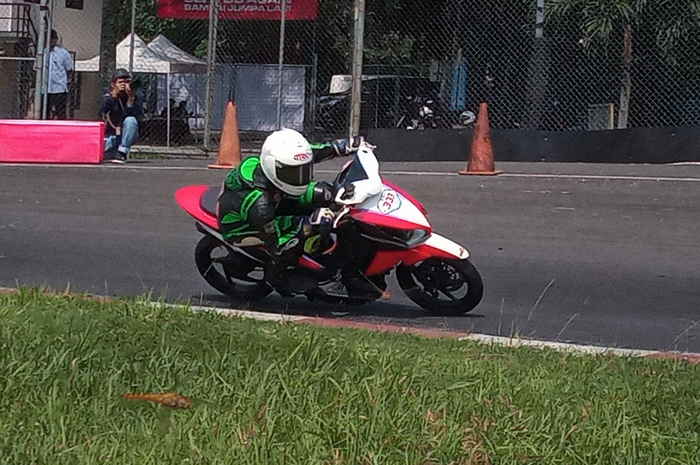 Ilustrasi balap endurance motor listrik hasil konversi. 