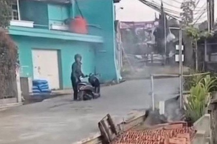 Seorang pemotor Honda Scoopy menerobos jalan baru dicor di Bandung Barat, anggaran perbaikan jalan rusak mencapai Rp 60 miliar.