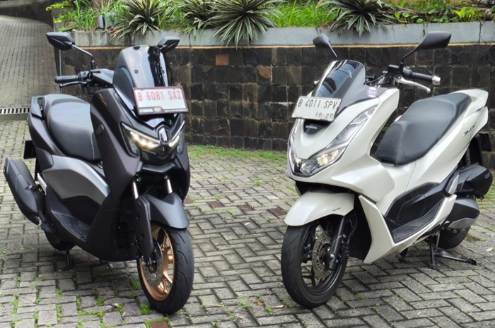 Begini perbandingan ban dan pelek Yamaha NMAX Turbo (kiri) dan Honda PCX 160 (kanan).