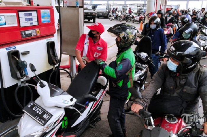 Ilustrasi isi bensin Pertalite di SPBU Pertamina. Cek daftar motor Honda, Yamaha, Suzuki dan Kawasaki yang dilarang isi Pertalite.