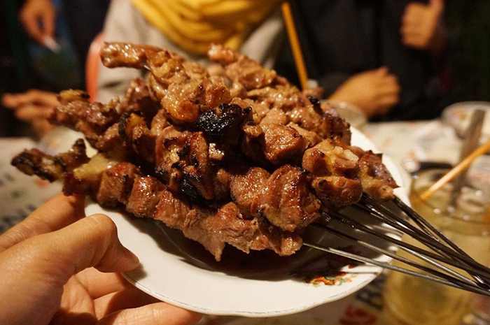Sate klathak disajikan dengan tusukan besi sebagai pengganti tusukan kayu.