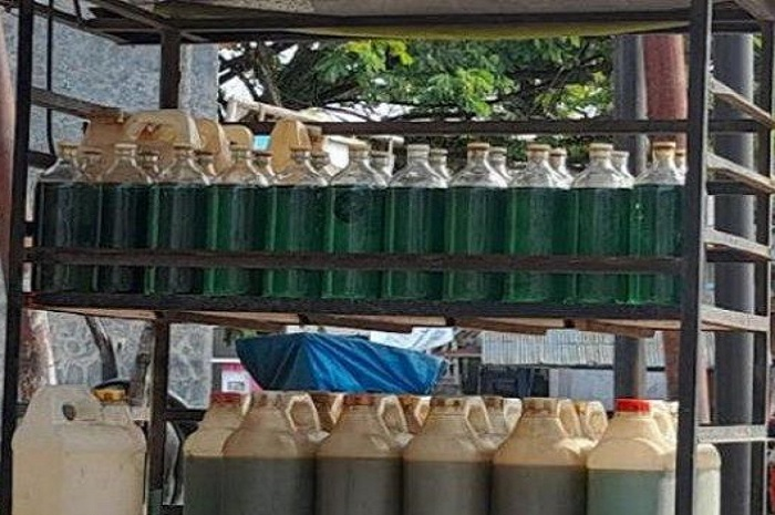 Foto ilustrasi bensin eceran. Begini perjuangan penjual Pertalite di Ende.