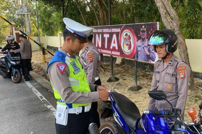 Razia motor besar-besaran digelar serempak di seluruh Indonesia.  Tidak terkecuali daerah Bangka Barat yang menggelar Operasi Patuh Menumbing 2024 di wilayahnya mulai Senin (15/7).